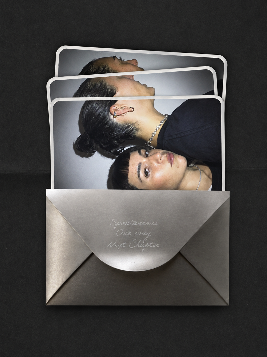 Sobre metálico con tarjetas fotográficas de archivo