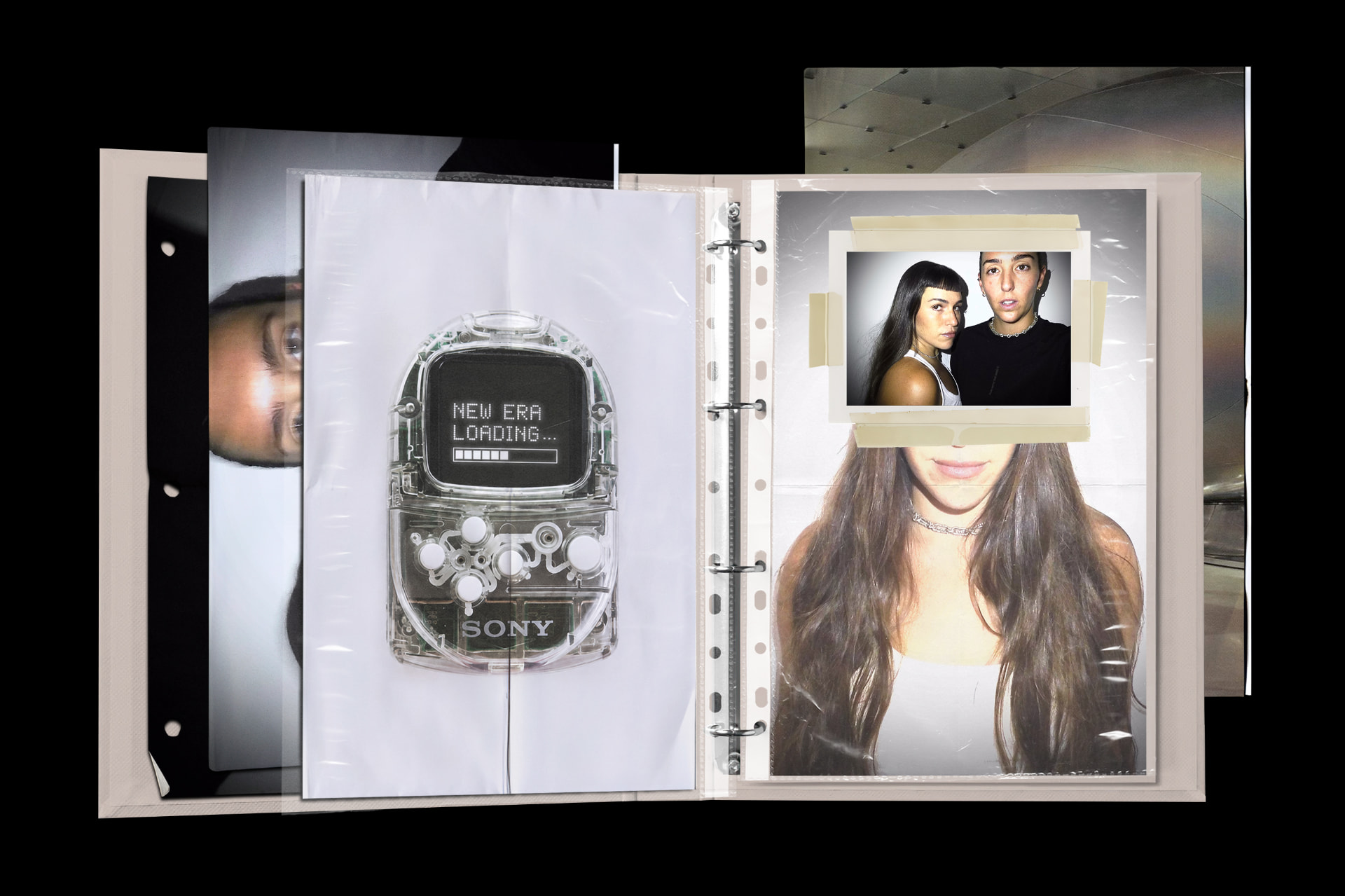 Carpeta de archivo personal con acetatos, fotografías y dispositivo retro-futurista